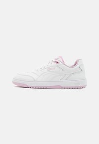 Zapatilla blanca con acentos en rosa, parte superior de cuero, detalles texturizados, puntera redonda y una suela acolchada con una banda de rodadura de goma rosa.