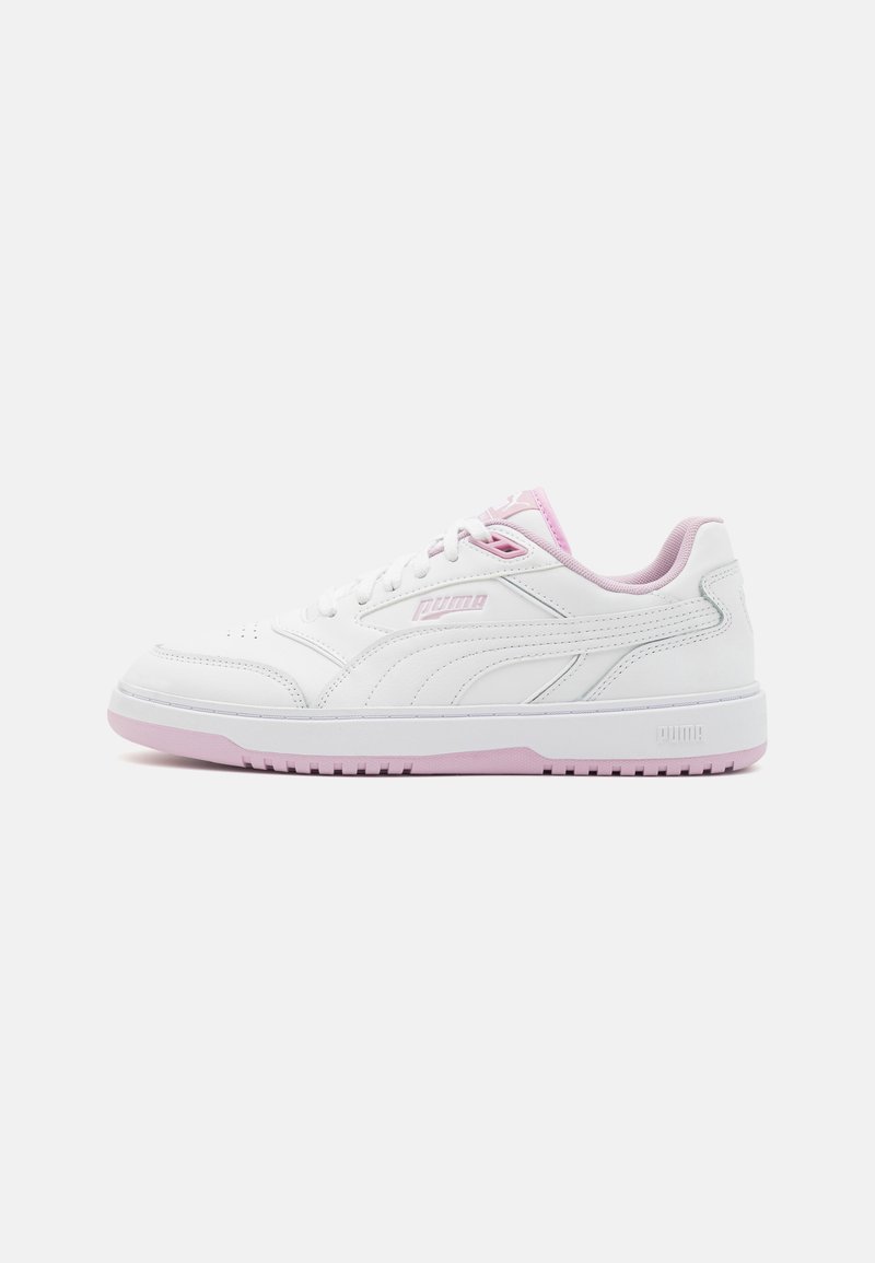 Zapatilla blanca con acentos en rosa, parte superior de cuero, detalles texturizados, puntera redonda y una suela acolchada con una banda de rodadura de goma rosa.