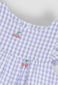 Haljina od lavande gingham tkanine s kratkim rukavima, sa izvezenim ružičastim trešnjama na prsima i naborima na struku.