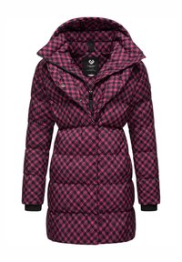 Cappotto imbottito in un motivo houndstooth rosa e nero. Caratterizzato da un colletto alto, una zip frontale e polsini elasticizzati. Texture morbida, design fino al ginocchio.