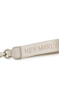 Sangle en tissu beige avec le texte "HEY MARLY", dotée d'un clip en métal doré et d'une accent en cuir texturé près du point de fixation.