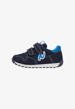 Sneaker per bambini di colore blu navy con rete blu, due cinturini in Velcro, suola bianca e un disegno a saetta blu e bianco sul lato.