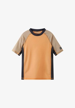 Kurzärmeliges Sportshirt in Orange mit beigen Ärmeln und schwarzen Seitenpaneelen, mit rundem schwarzem Kragen und Logo auf dem linken Ärmel.