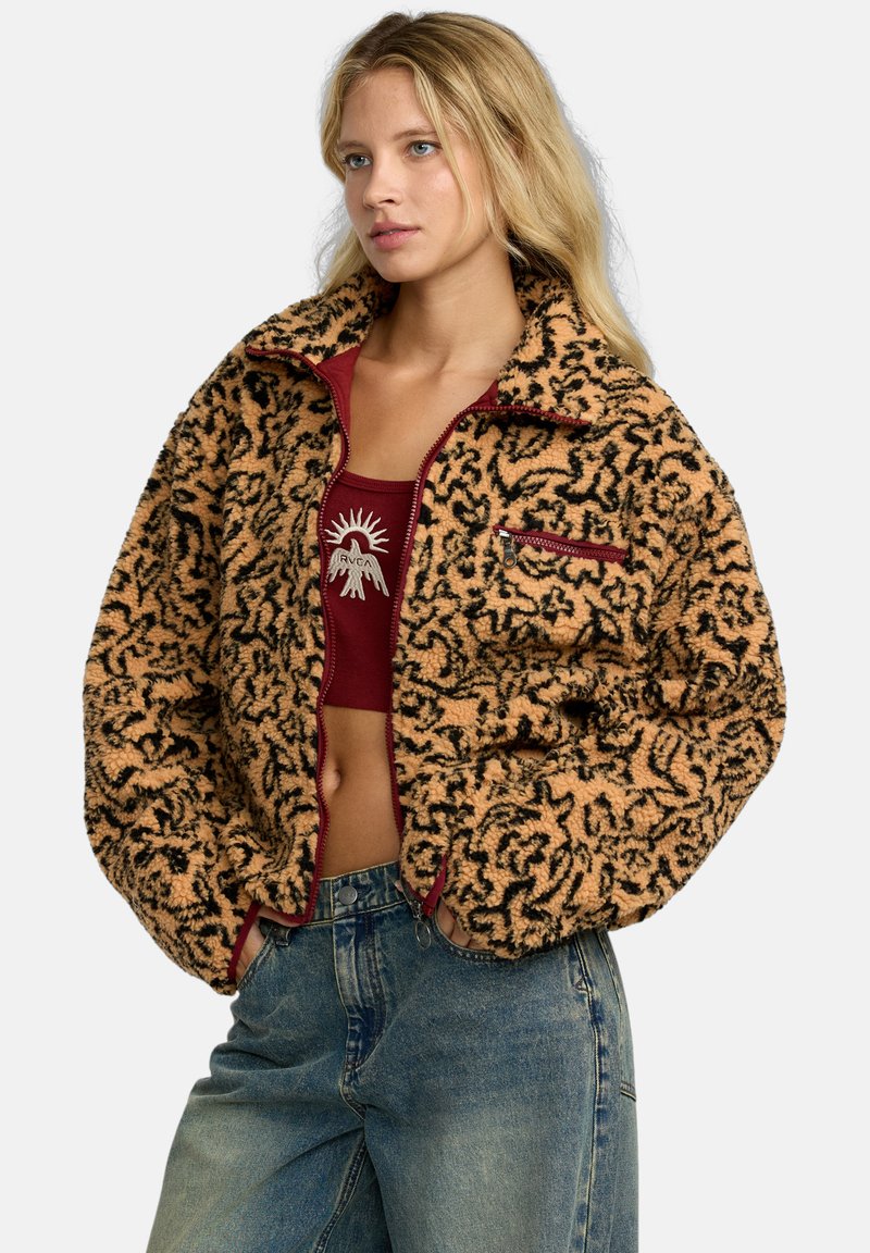 Fuzzy, oranje en zwarte luipaardprint zip-up jack met een hoge kraag, met twee voorzakken en rode accenten.