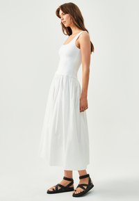 ST MRLO ELLISA MIDI - Vapaa-ajan mekko - white
