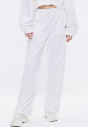 Witte sweatpants met elastische tailleband, rechte pijpen en zijzakken. Zachte stoftextuur en minimalistisch logo detail aan de voorkant.