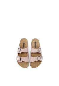 Sandali in pelle rosa con due fibbie regolabili, una soletta in sughero contornata e una parte superiore in texture liscia. Soletta marrone chiaro.