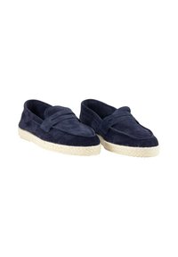 Zapatos sin cordones de ante azul marino con una suela de yute trenzada, punta redondeada y un sutil detalle de nudo en la parte superior para añadir textura.