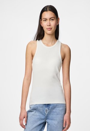 Top de tirantes de canalé gris claro con escote redondo y diseño sin mangas. La tela parece suave y ceñida, complementando unos vaqueros de denim holgados.