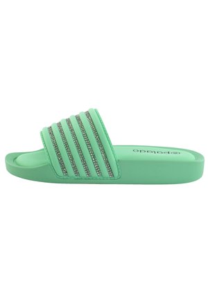 Sandale à semelle plate de couleur verte avec une sangle texturée dotée d'accents verticaux en argent, fabriquée en matériau flexible.