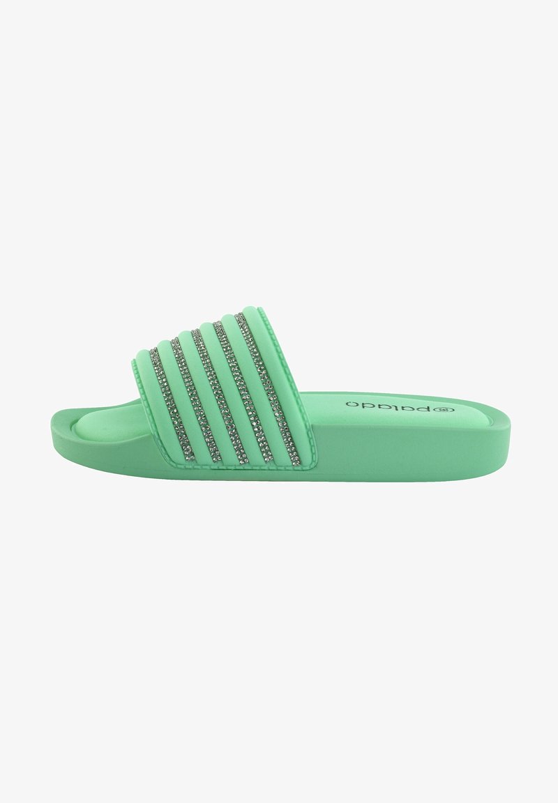 Infradito verde con una fascia testurizzata con accenti verticali in argento, realizzati in materiale flessibile con suola piatta.