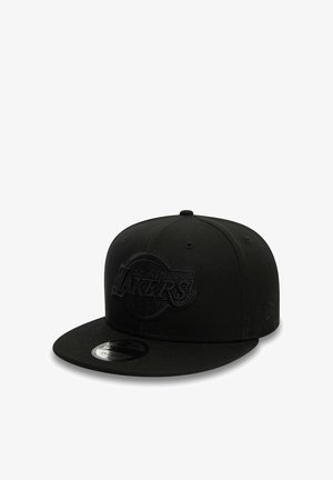 Cappello nero aderente realizzato in tessuto testurizzato, con logo "Los Angeles Lakers" in rilievo sul davanti. Visiera curva, senza elementi hardware visibili.