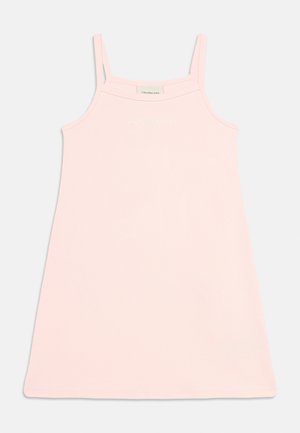 Lys lyserød ærmeløs kjole med tynde stropper og hvidt "Calvin Klein"-logo centreret nær halsudskæringen.