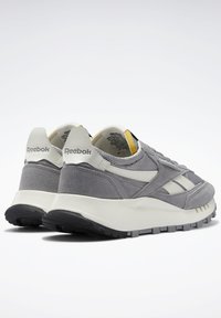 Reebok Classic CLASSIC LEGACY UNISEX - Sportcipő - mgh solid grey/pure grey/chalk