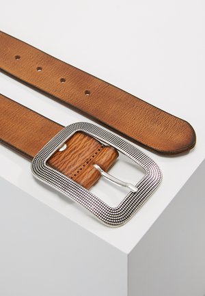 Ceinture en cuir marron avec une boucle rectangulaire en argent texturé, dotée d'une fermeture à ardillon et de plusieurs trous d'ajustement le long de la sangle.