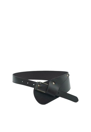 Czarny skórzany pasek z szerokim asymetrycznym panelem i prostokątną klamrą w kolorze złotym, ukazany zwinięty na białym tle.