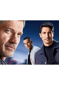 Trois hommes sont présentés sur un fond bleu. Ils portent des vestes sombres et claires, avec des textures et des coupes variées ; les traits du visage sont visibles en gros plan.