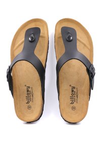 Zwarte faux lederen slippers met een textuur van bruin voetbed en een gespsluiting. De zool heeft een subtiel patroon voor grip en comfort.