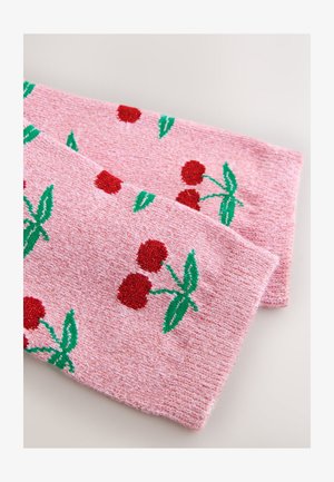 Ružový pletený šál s červenými vzormi čerešní a zelenými listami, vyznačujúci sa štruktúrovanou tkaninou.