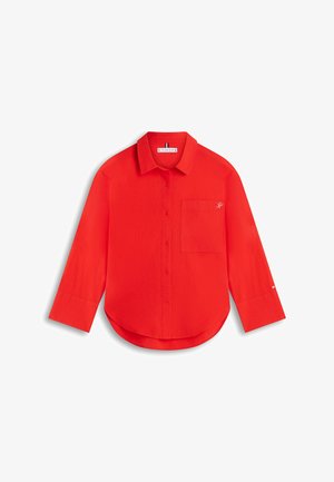 Rotes langärmliges Hemd mit Knopfleiste, spitzem Kragen, Brusttasche mit kleiner weißer Logo-Stickerei und abgerundetem Saum.