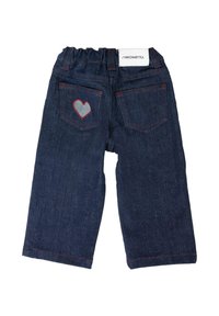 Pantaloni in denim scuro con cintura elastica, caratterizzati da un dettaglio a cuore rosso cucito sulla tasca posteriore e design classico.