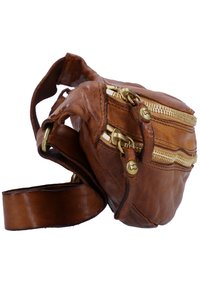 Brązowa skórzana torebka crossbody w zaokrąglonym kształcie, z dwoma złotymi zamkami błyskawicznymi, grubym paskiem i subtelnymi detalami w szyciu.