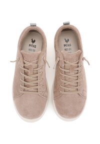 Jasnobeżowe zamszowe sneakersy z okrągłym noskiem, tonującymi sznurowadłami i małą pętelką przy pięcie. Charakteryzują się prostym wzorem i miękką fakturą.