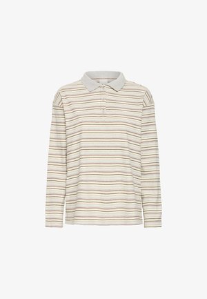 Polo beige à manches longues avec de fines rayures horizontales marron, crème et blanches et un col uni gris clair ainsi qu’une patte de boutonnage assortie.