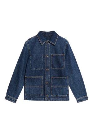 Chaqueta de denim en azul oscuro con cuello, cierre frontal de botones y cuatro bolsillos. Presenta costuras en contraste y un ajuste holgado.