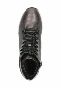 Zapatilla de cuero marrón metálico con cordones negros y blancos, patrón de costura en los lados, cremallera en el lateral y suela de goma blanca.