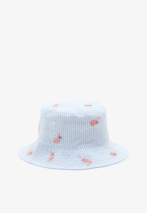 Lyseblå og hvide stribet bøllehat med broderede lyserøde rejemønstre spredt ud over stoffet.