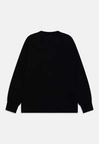 Sudadera negra de manga larga con cuello redondo y puños acanalados, que presenta una textura suave y sin logotipos ni patrones visibles.