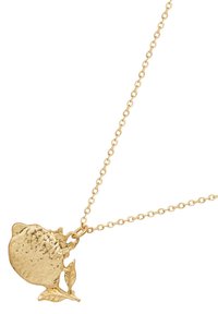 Gouden ketting met een citroenhanger met een gestructureerd oppervlak en een bladdetail, hangend aan een delicate ketting met ronde schakels.