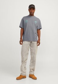 Jack & Jones PREMIUM JPRBLAHARVEY EUPHORIC TEE CREW NECK UNISEX - Potiskana majica - smoked pearl