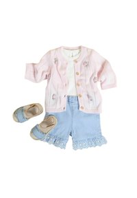 Ljusrosa kofta med blommotiv, vit topp, denimshorts med spetsdetaljer och blå espadrillos. Alla plagg är lay-outade platta.