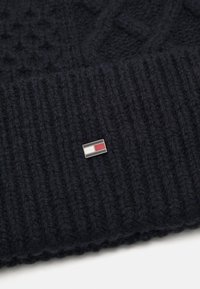 Tommy Hilfiger FLAG CABLE BEANIE UNISEX - Muts - space blue