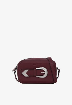 Burgundi odos per tšemelį maišelis su sidabro sagtimi, stačiakampio formos, užtrauktukas ir reguliuojama juosta, kad būtų galima įvairiai nešioti.