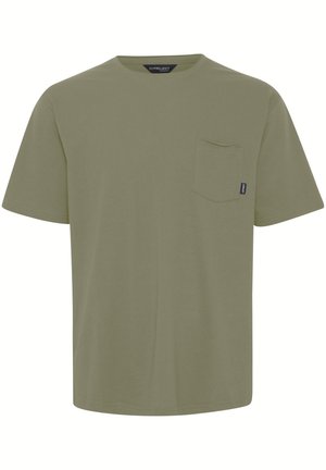 Oliivroheline t-särk, mis on valmistatud puuvillast, ümarate kaelustega, lühikeste varrukatega ja rinnataskuga. Lihtne, ilma kaunistusteta disain.