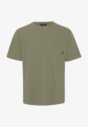 Oliivroheline t-särk, mis on valmistatud puuvillast, ümarate kaelustega, lühikeste varrukatega ja rinnataskuga. Lihtne, ilma kaunistusteta disain.