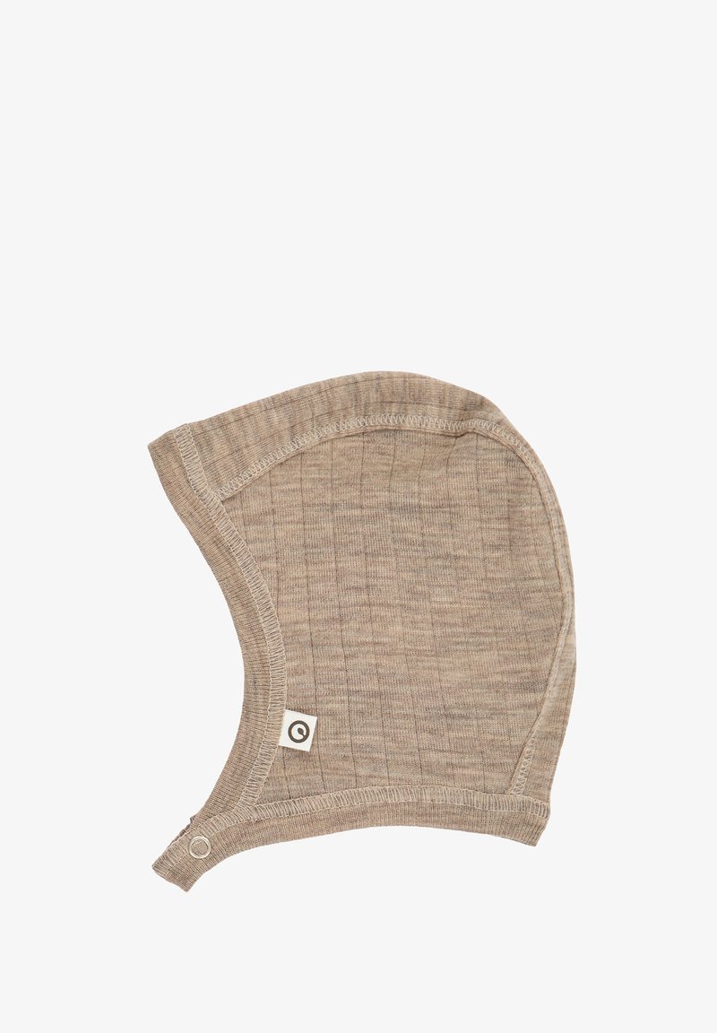 Jasnobrązowa czapka z prążkowanego materiału, o unikalnym kształcie z przeszytym brzegiem i małą metką z logo przymocowaną na dole. Miękki materiał.