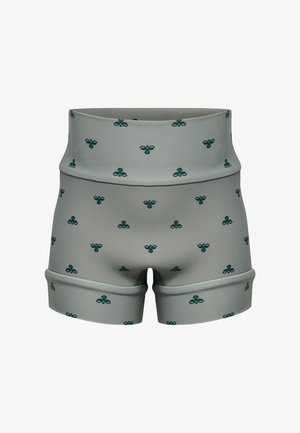 Graue Shorts mit hohem Bund und umgeschlagenem Saum, gleichmäßig bedruckt mit dunkelgrünen Bienenmustern auf dem Stoff.