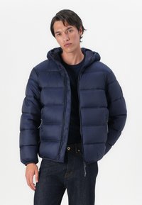Tommy Jeans HOODED LOGO PUFFER - Vinterjakke - dark night navy