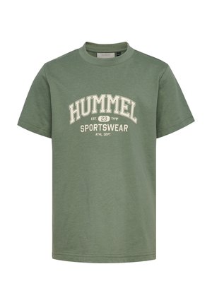Groen katoenen T-shirt met korte mouwen, met witte tekst "HUMMEL SPORTSWEAR" en "EST. 23" in een gebogen ontwerp. Soepele textuur.