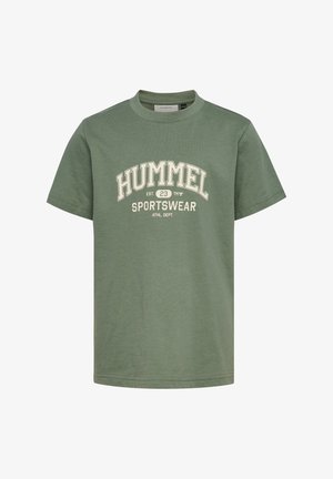 Zielona bawełniana koszulka z krótkim rękawem, z białym napisem „HUMMEL SPORTSWEAR” i „EST. 23” w zakrzywionym wzorze. Gładka faktura.