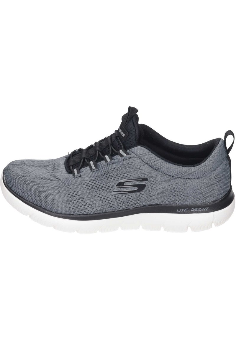 Lättvikts sportskor i mörkgrått med en texturerad mesh-ovandel, svarta accenter och vit sula. Har snörning och logodetaljer på sidan.