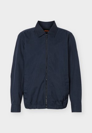 Ανδρικό ελαφρύ μπουφάν σε ναυτικό μπλε χρώμα με φερμουάρ, γιακά, μακριά μανίκια, δύο πλαϊνές τσέπες και ελαστικό τελείωμα.