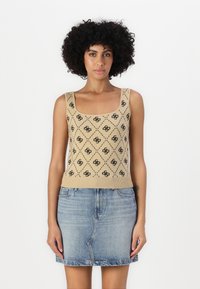 Knit tan tank top su juodais diamond raštais, kvadratinė apykaklė ir ribių apdaila, derinamas su šviesiai mėlyna džinsine sijonu.