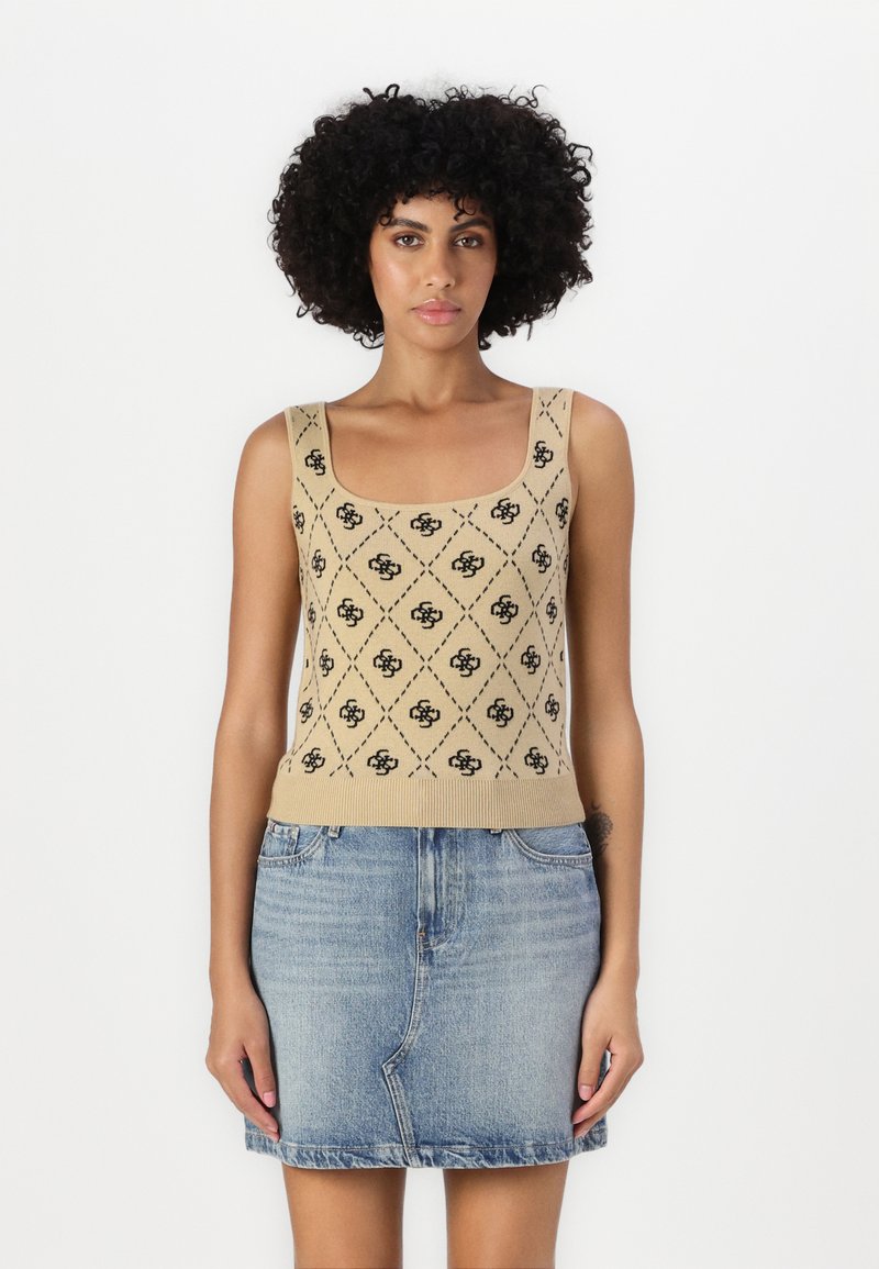 Knit tan tank top su juodais diamond raštais, kvadratinė apykaklė ir ribių apdaila, derinamas su šviesiai mėlyna džinsine sijonu.
