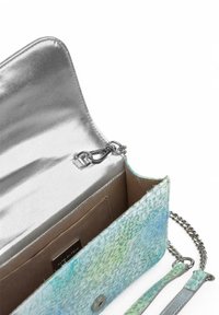 Bolso texturizado con un patrón escalado en azul y verde, que presenta un interior metálico plateado, cierre a presión y una correa de cadena.