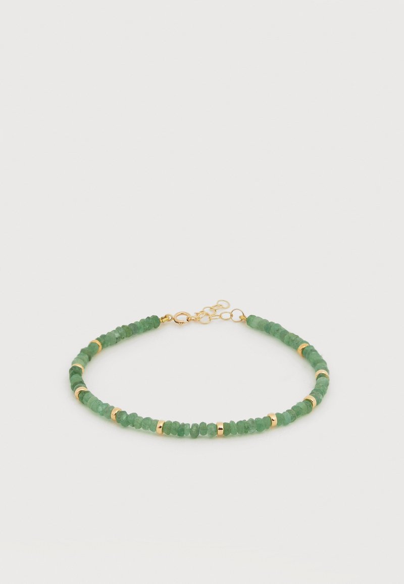 Βραχιόλι με μικρές πράσινες χάντρες και ομοιόμορφα κατανεμημένους χρυσούς κρίκους, στερεωμένο με χρυσή αγκράφα καβουριού και ρυθμιζόμενη αλυσίδα.